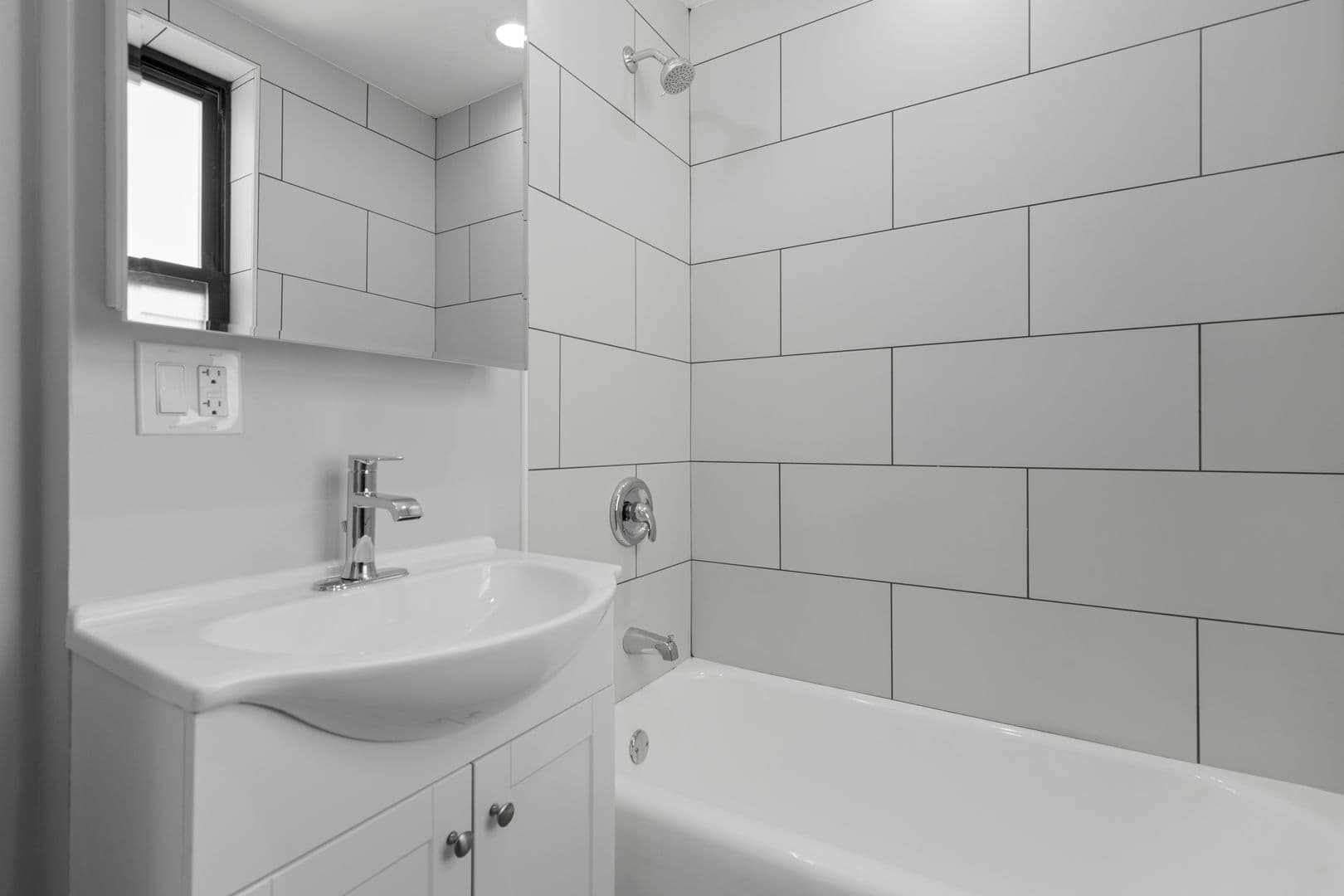 Chicago Apartment: 6026 N Winthrop