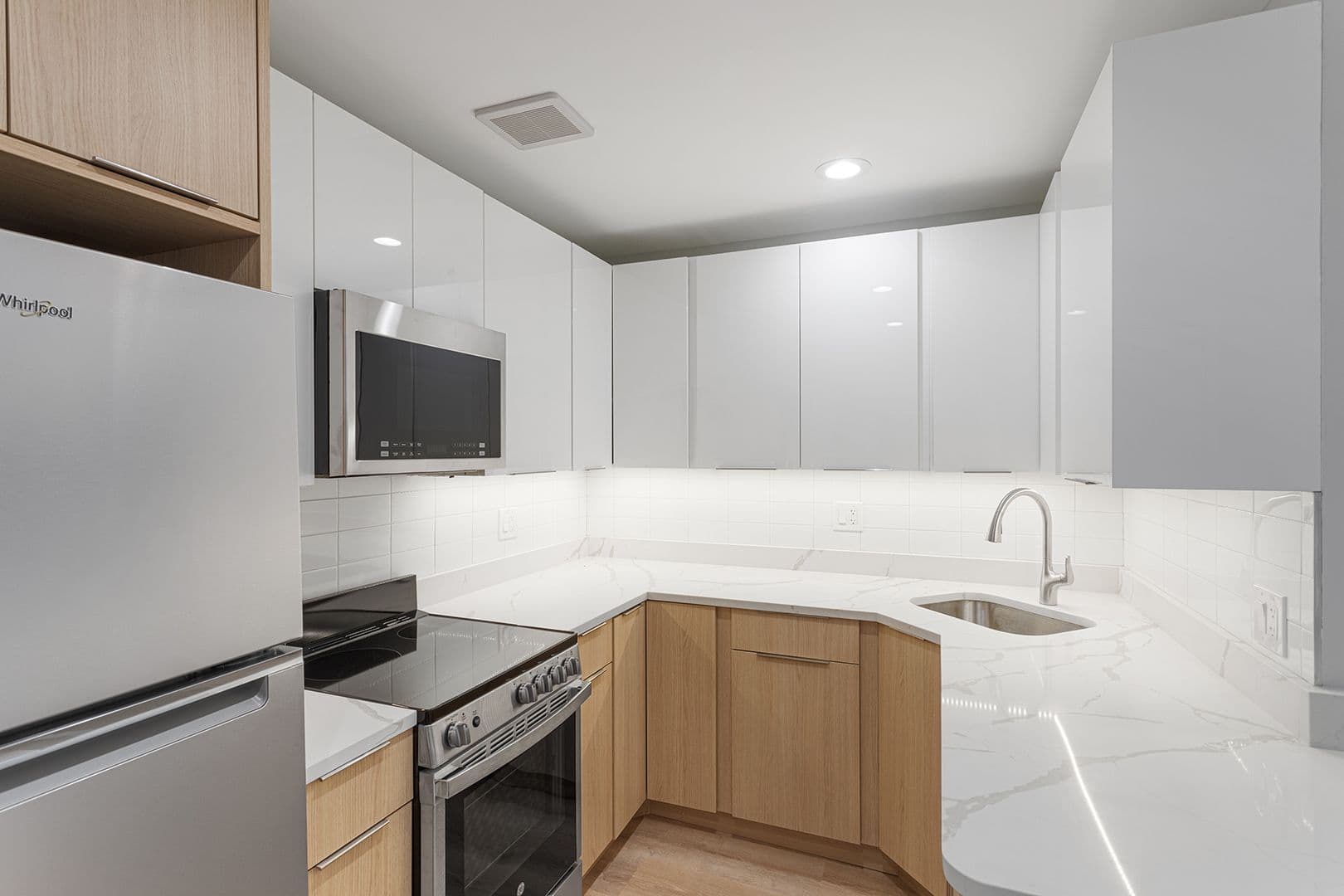 Chicago Apartment: 6021 N Winthrop Ave