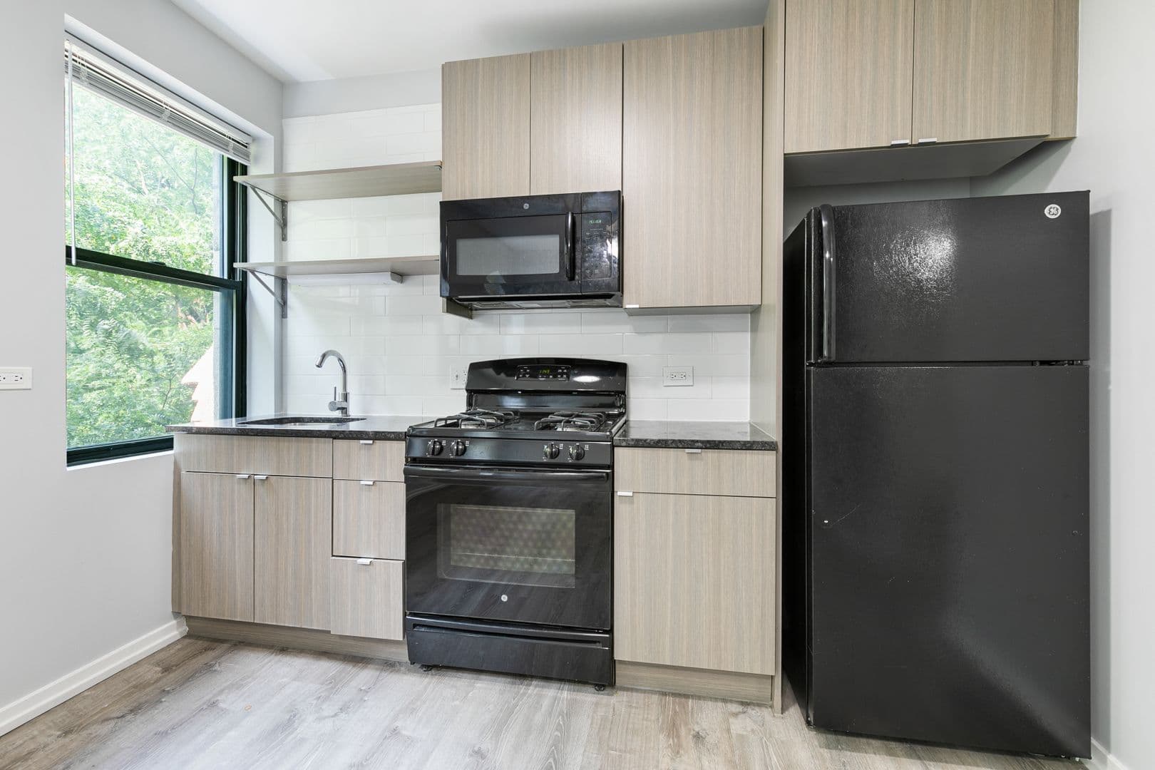 Chicago Apartment: 4875 N Magnolia Ave