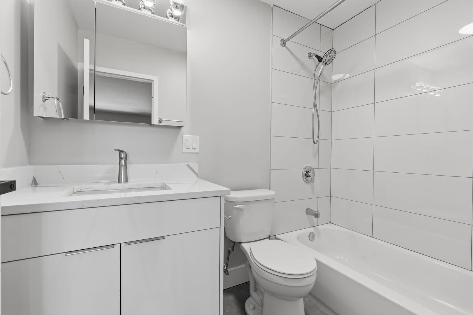 Chicago Apartment: 6166 N Sheridan Rd