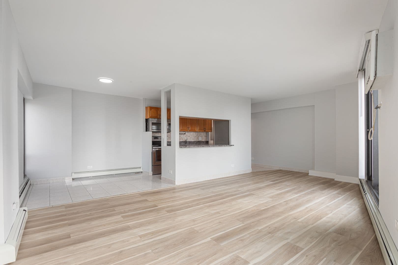 Chicago Apartment: 6166 N Sheridan Rd