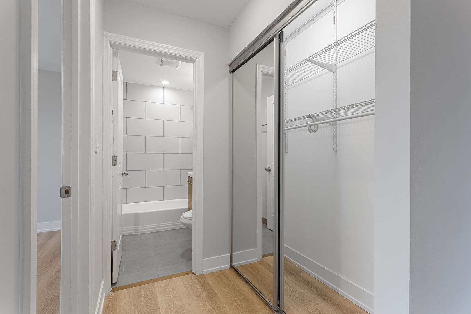 Chicago Apartment: 6021 N Winthrop Ave