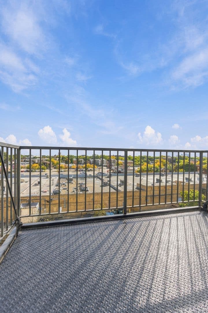 Chicago Apartment: 2451 W Howard Street