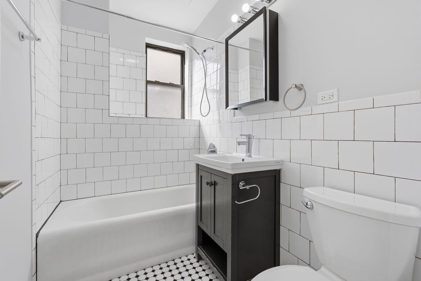 Chicago Apartment: 6807 N Sheridan Road