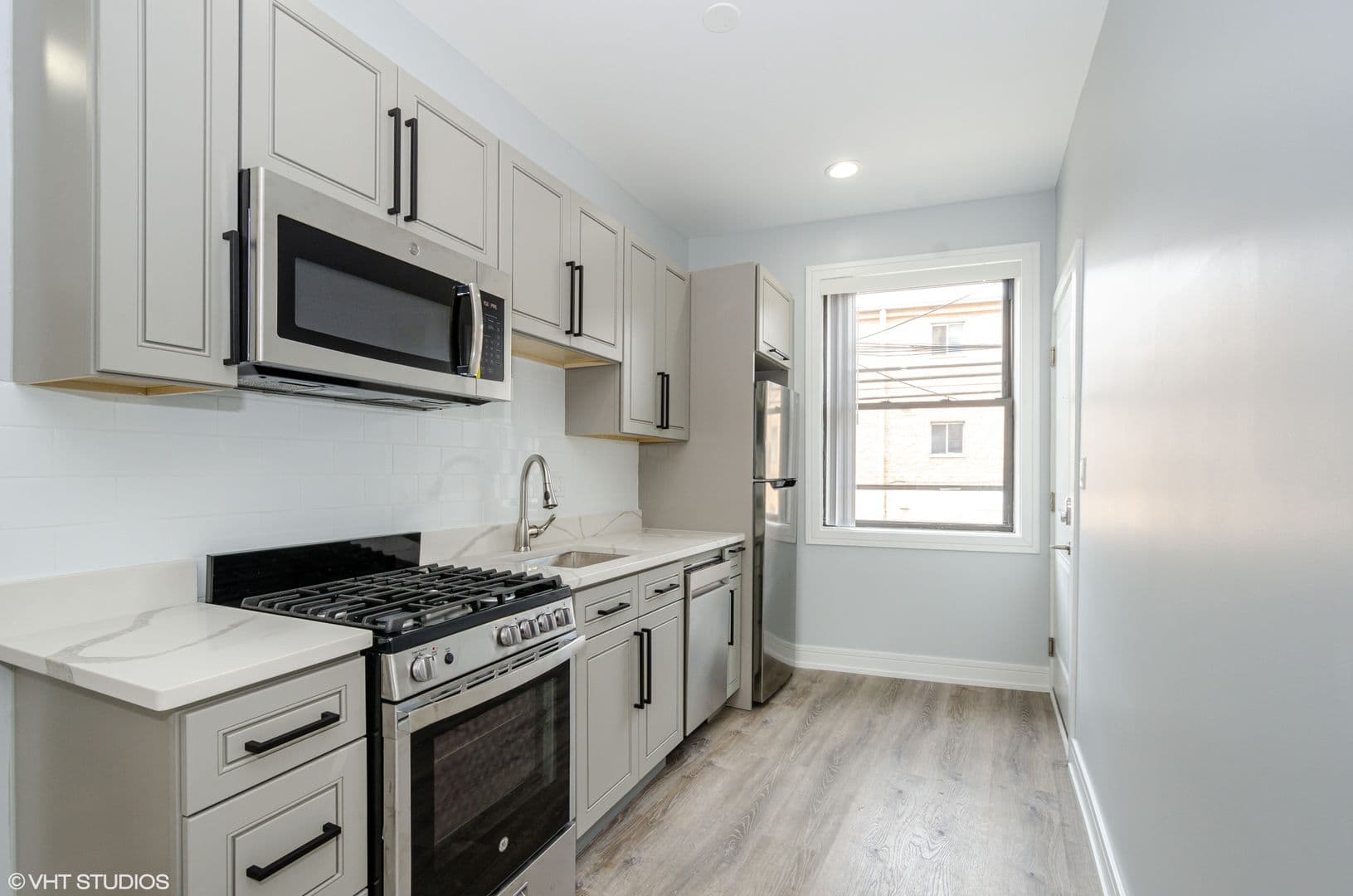 Chicago Apartment: 1902-1908 W Morse Ave