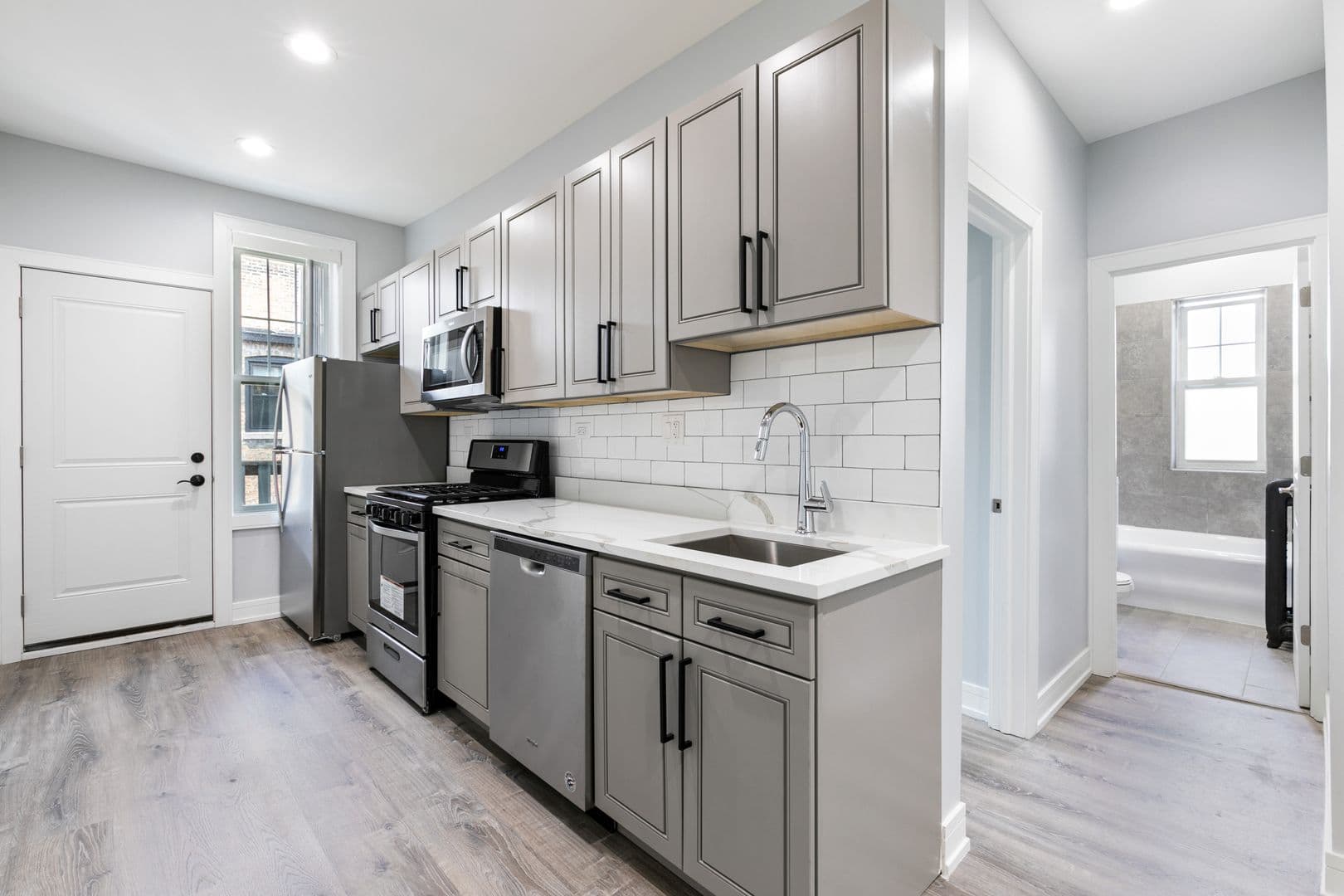 Chicago Apartment: 1902-1908 W Morse Ave