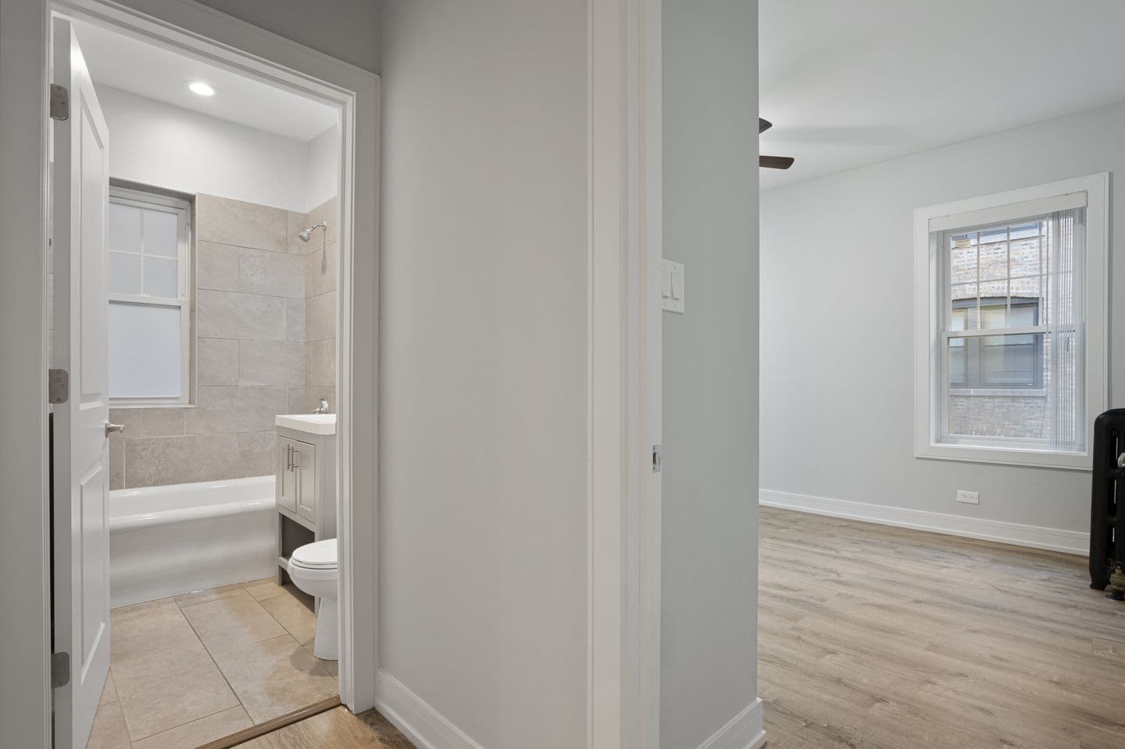 Chicago Apartment: 1902-1908 W Morse Ave