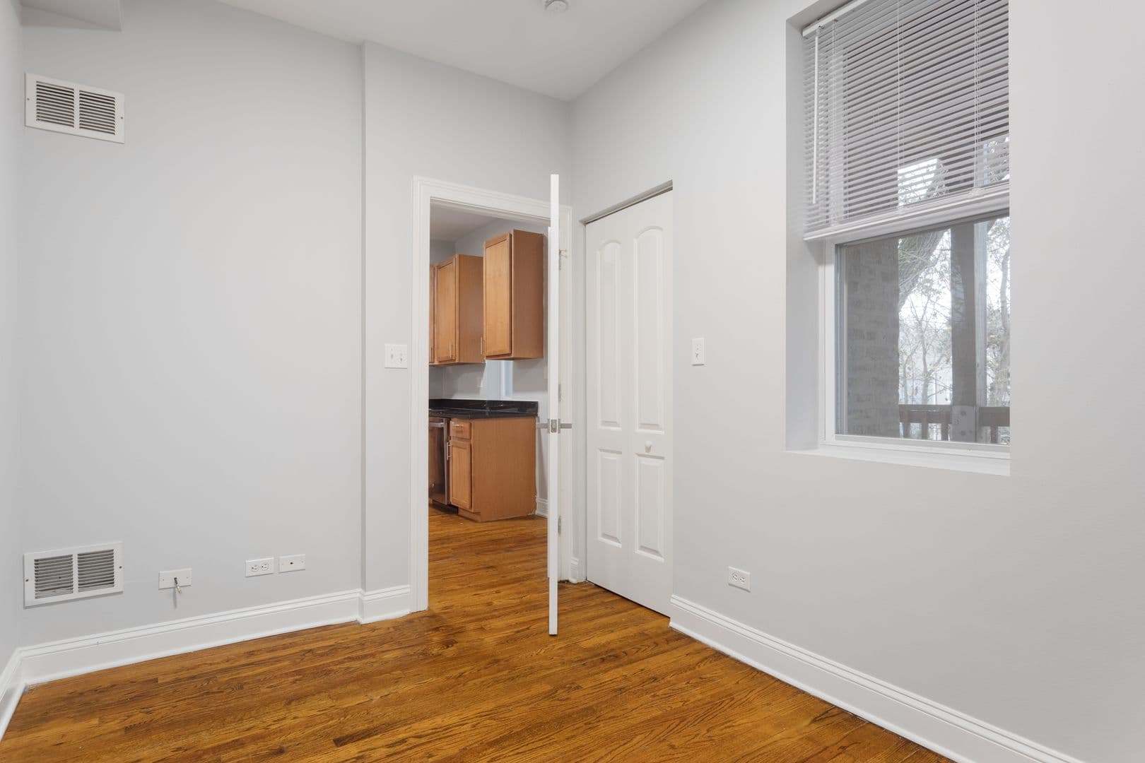 Chicago Apartment: 7320-30 N Damen Ave