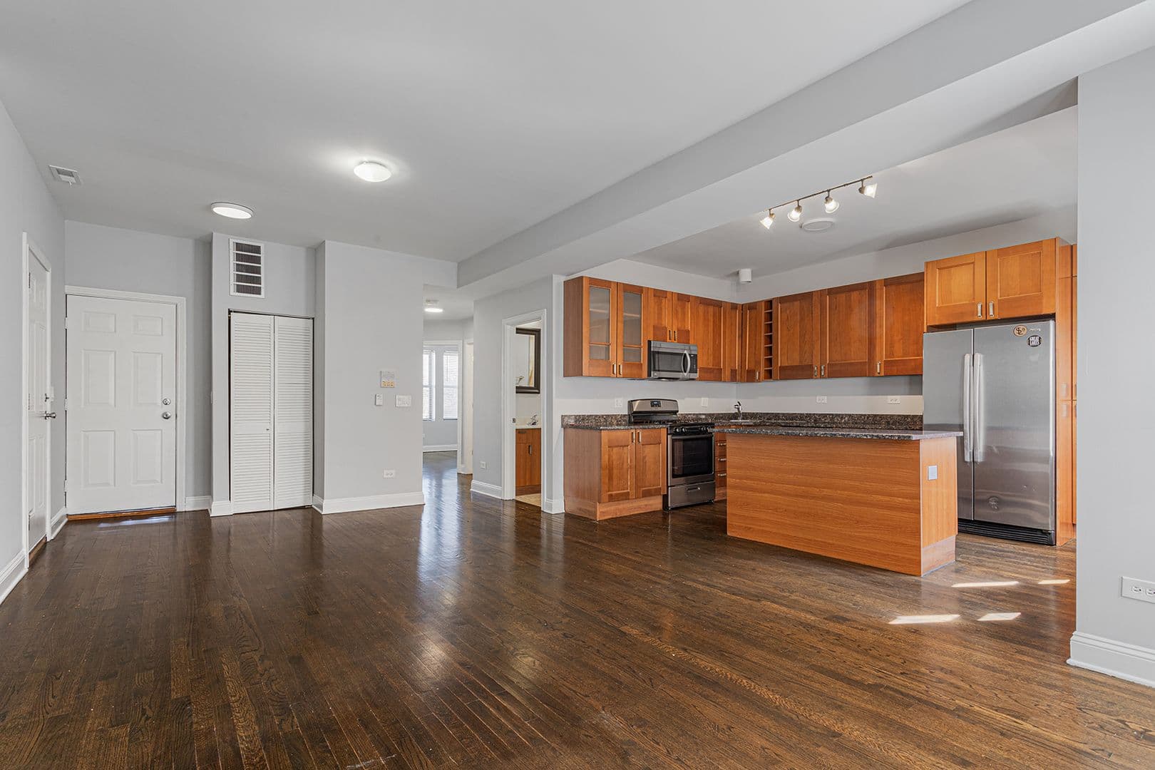 Chicago Apartment: 7526-7530 N Seeley Avenue
