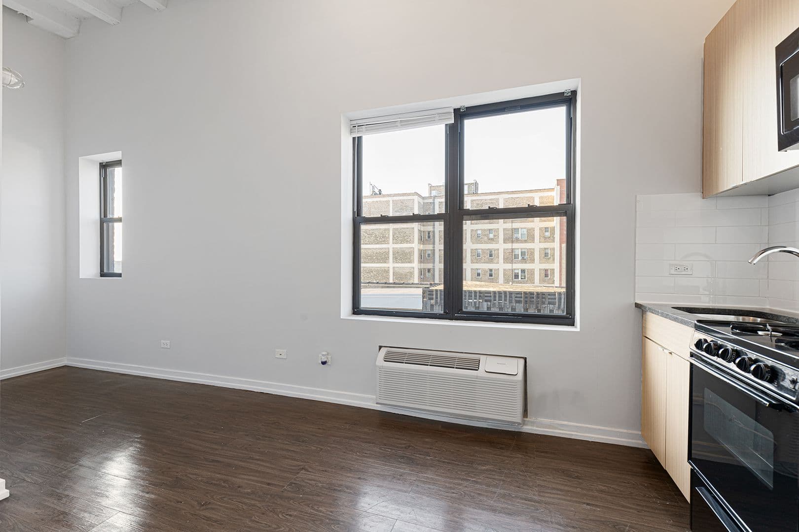 Chicago Apartment: 5718 N Winthrop Avenue