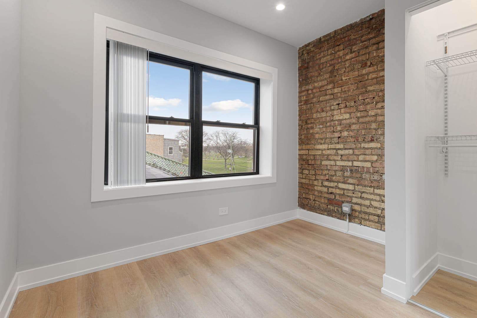 Chicago Apartment: 1548-1558.5 W Juneway