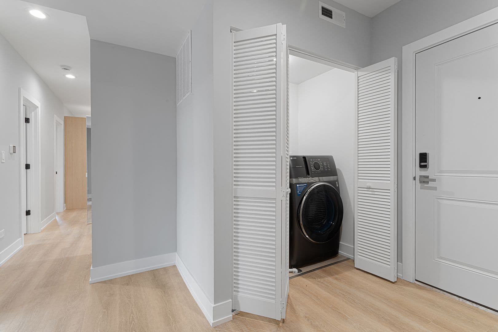 Chicago Apartment: 1548-1558.5 W Juneway
