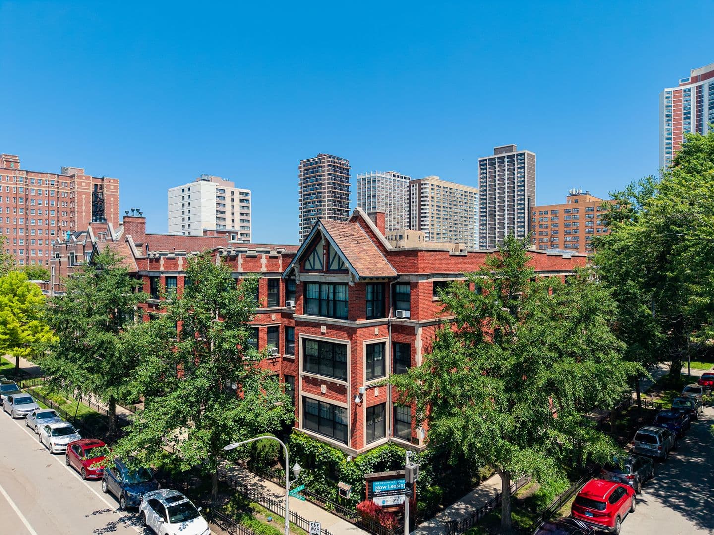 Chicago Apartment: 6100-6118 N Winthrop Ave