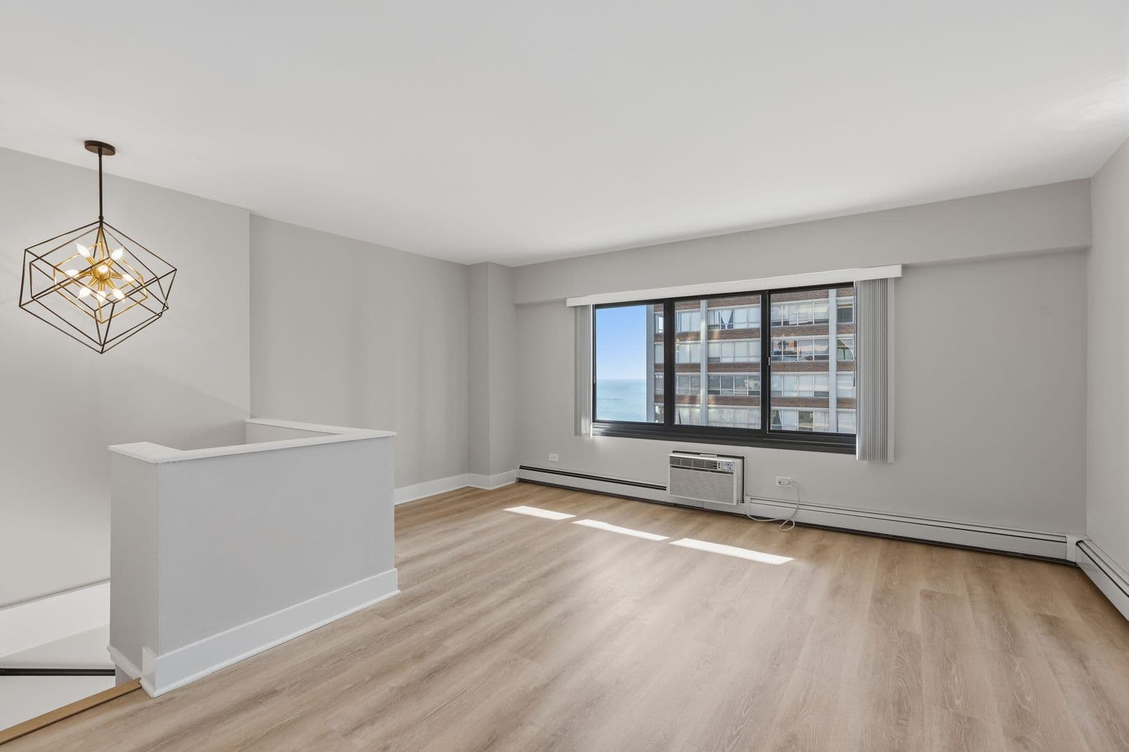 Chicago Apartment: 6166 N Sheridan Rd