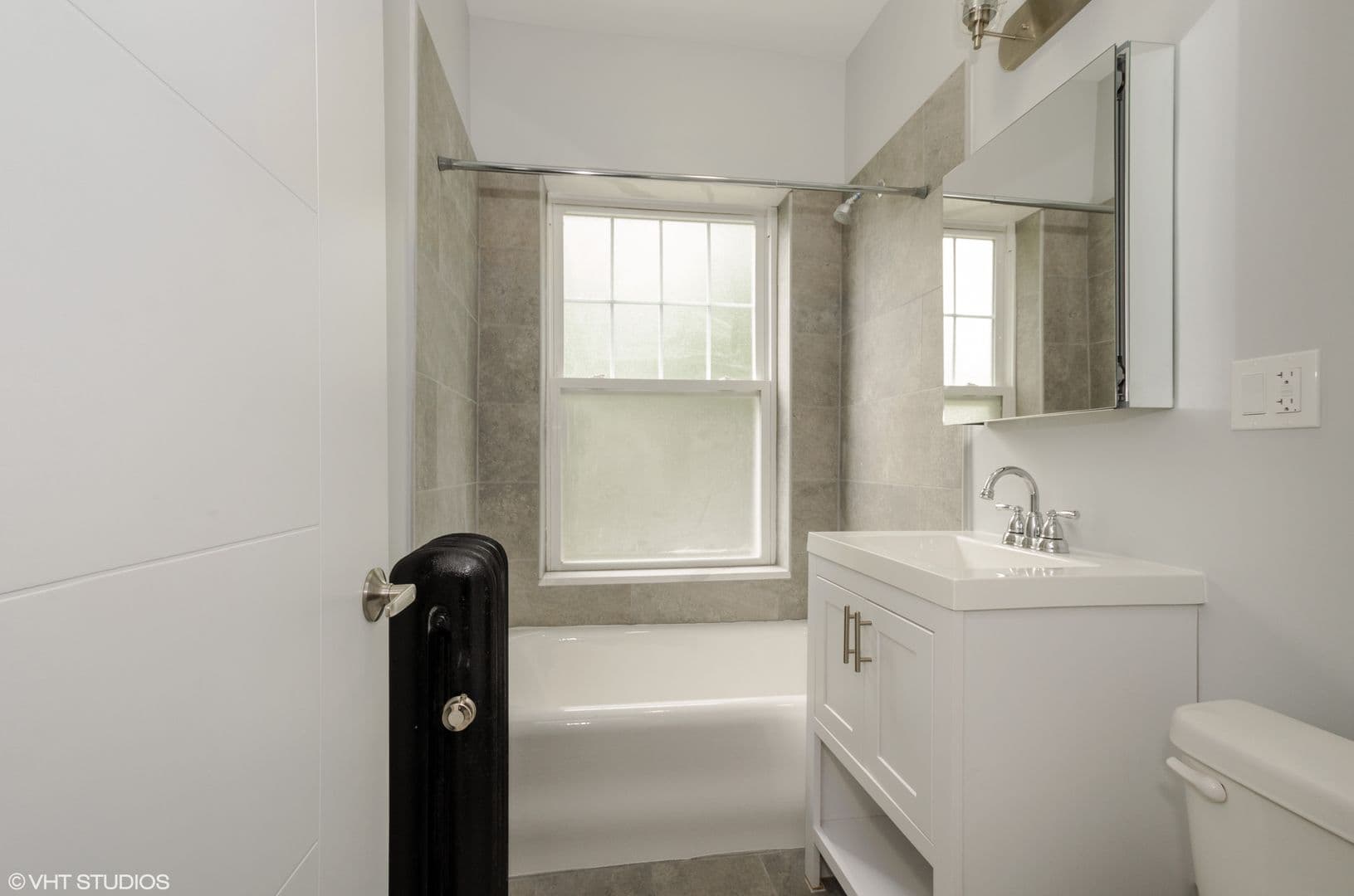Chicago Apartment: 1902-1908 W Morse Ave