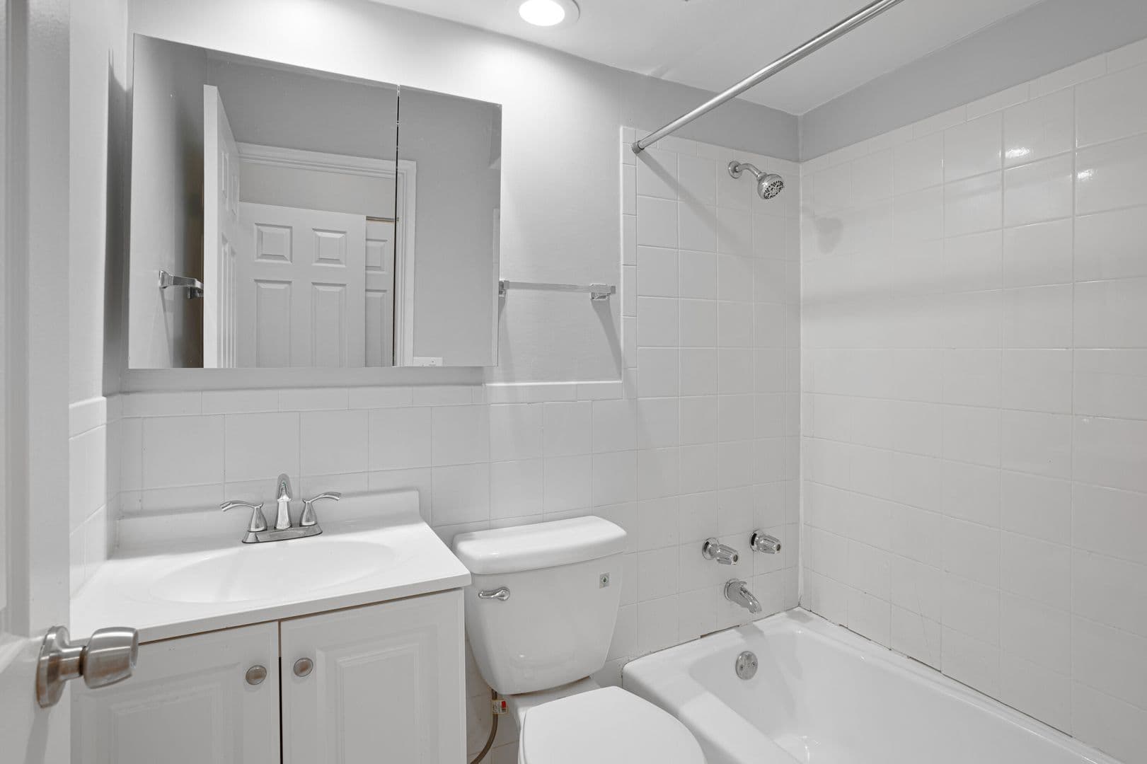 Chicago Apartment: 6758 N. Sheridan Rd.