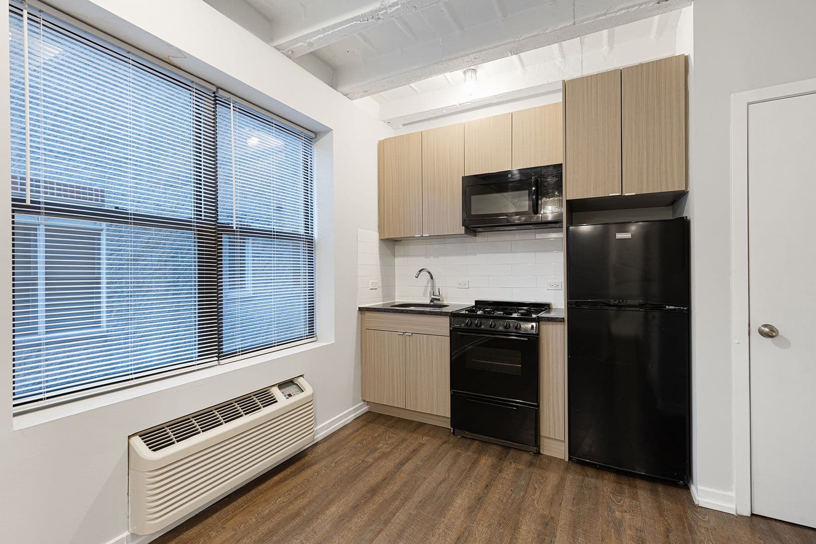 Chicago Apartment: 5718 N Winthrop Avenue
