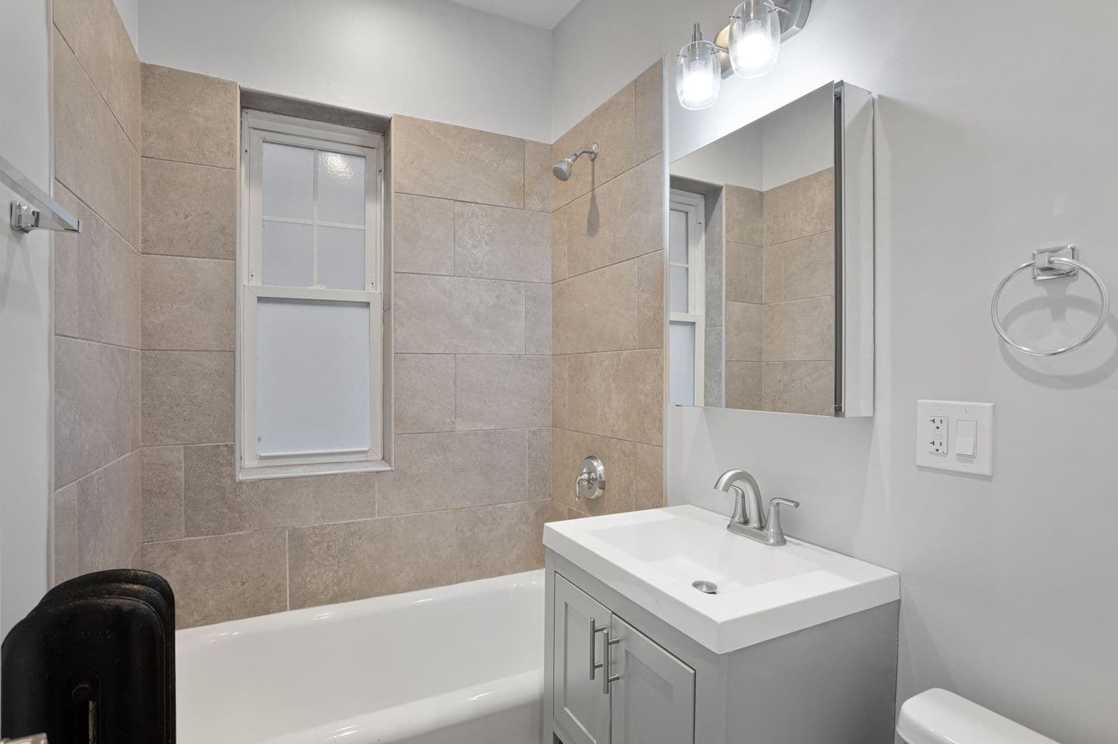 Chicago Apartment: 1902-1908 W Morse Ave