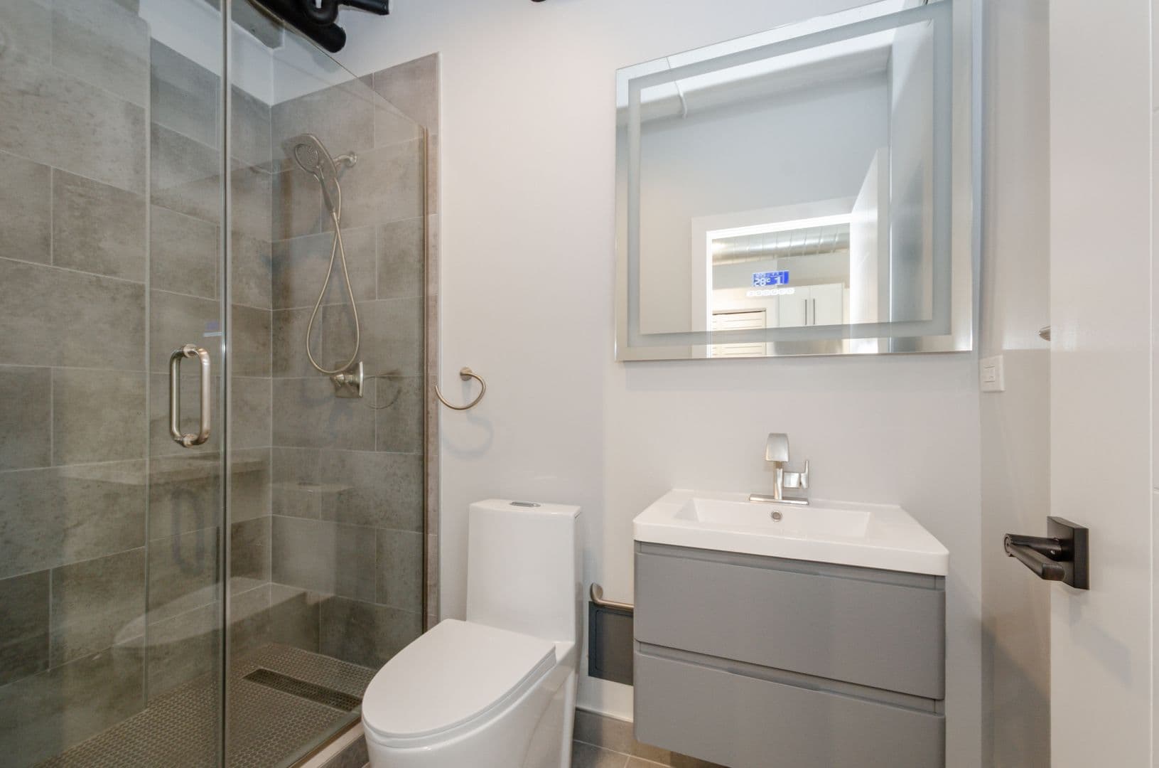 Chicago Apartment: 7645 N Sheridan Rd