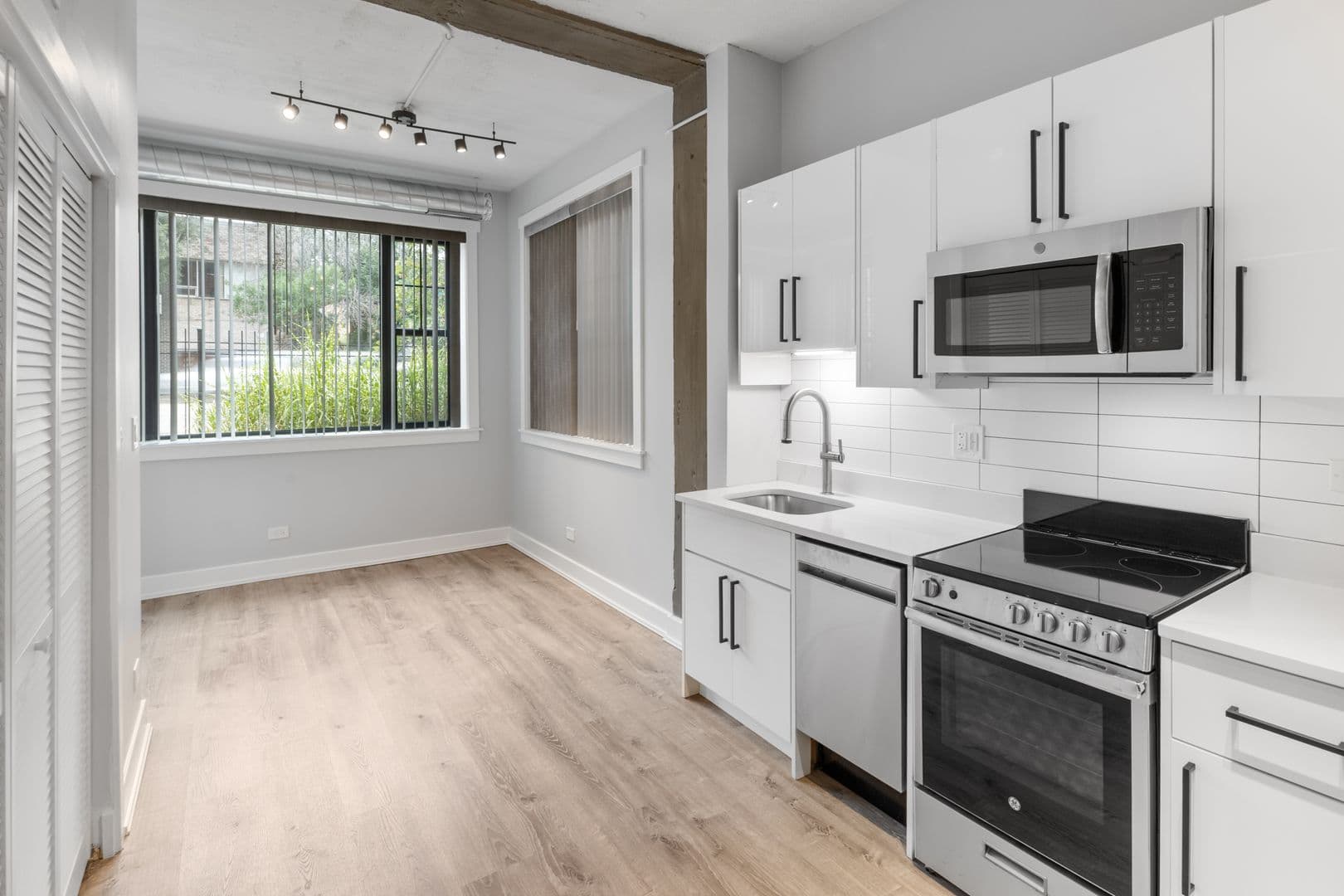 Chicago Apartment: 7645 N Sheridan Rd