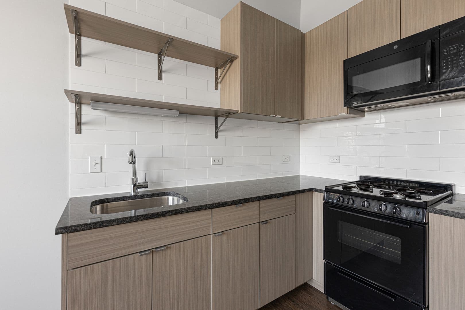 Chicago Apartment: 5718 N Winthrop Avenue
