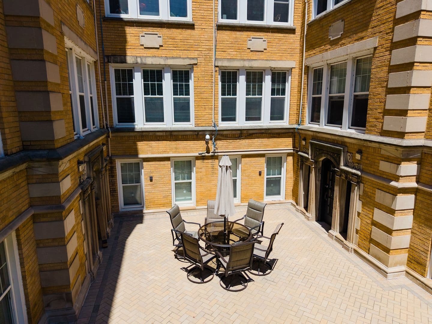 Chicago Apartment: 6100-6118 N Winthrop Ave