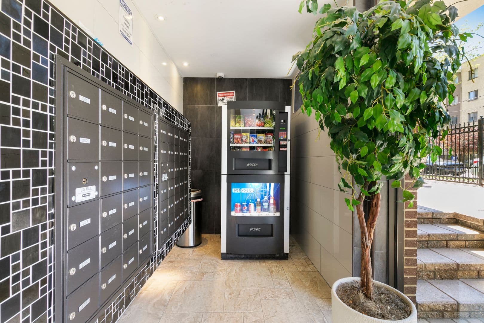 Chicago Apartment: 6001 N Kenmore Avenue