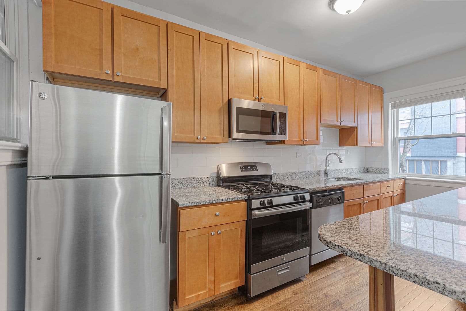 Chicago Apartment: 6100-6118 N Winthrop Ave