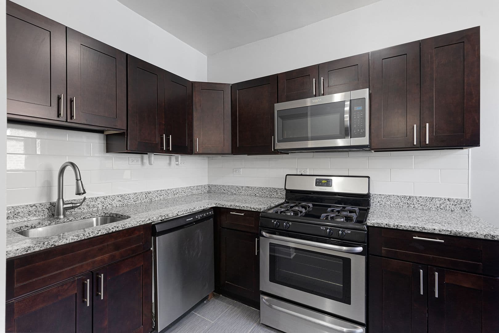 Chicago Apartment: 6100-6118 N Winthrop Ave
