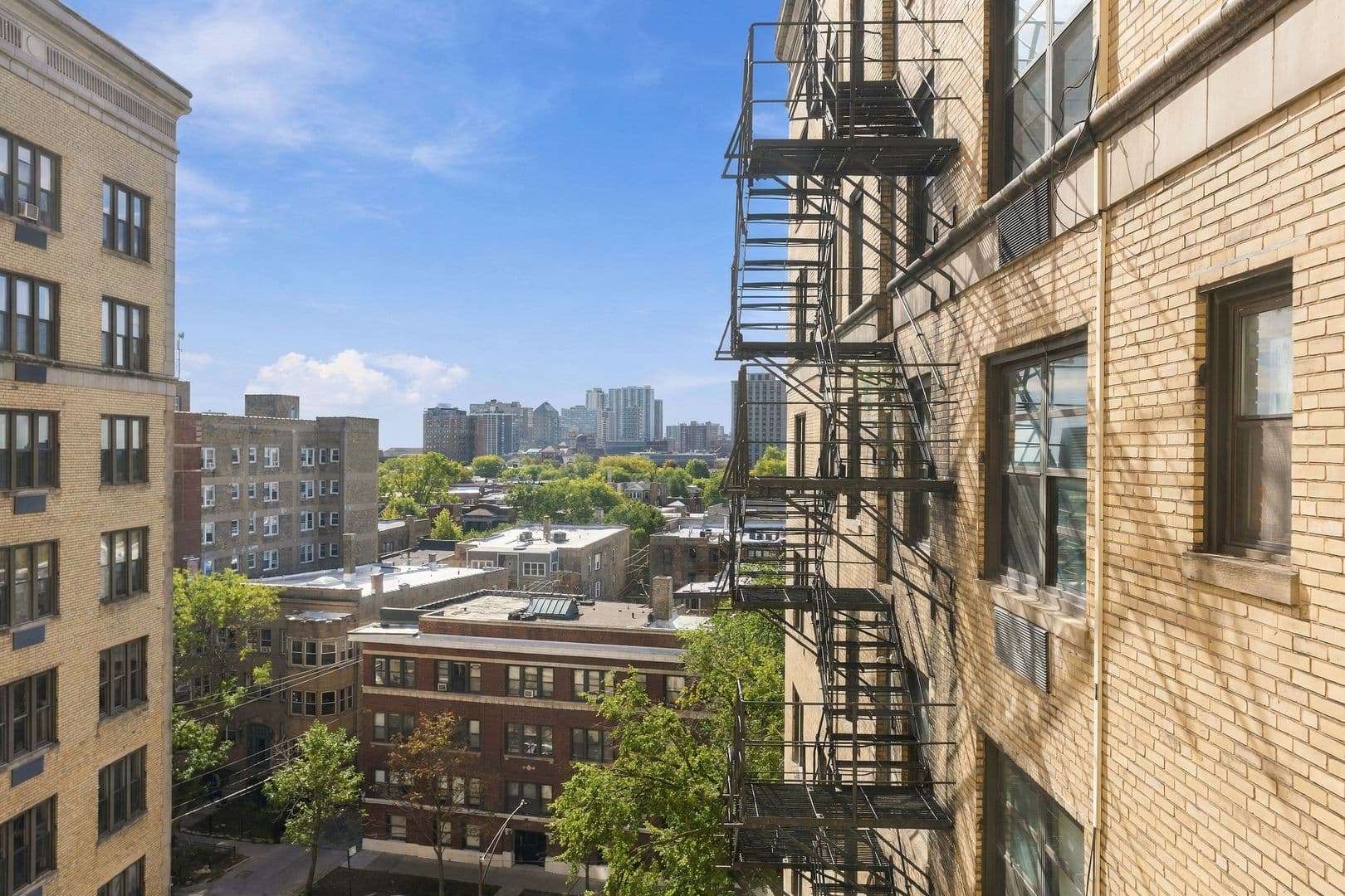 Chicago Apartment: 6807 N Sheridan Road