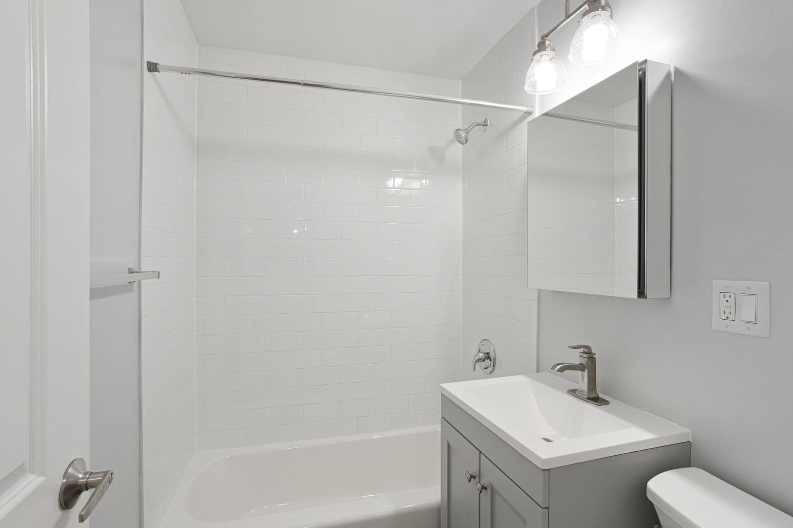 Chicago Apartment: 6029 N Winthrop Ave