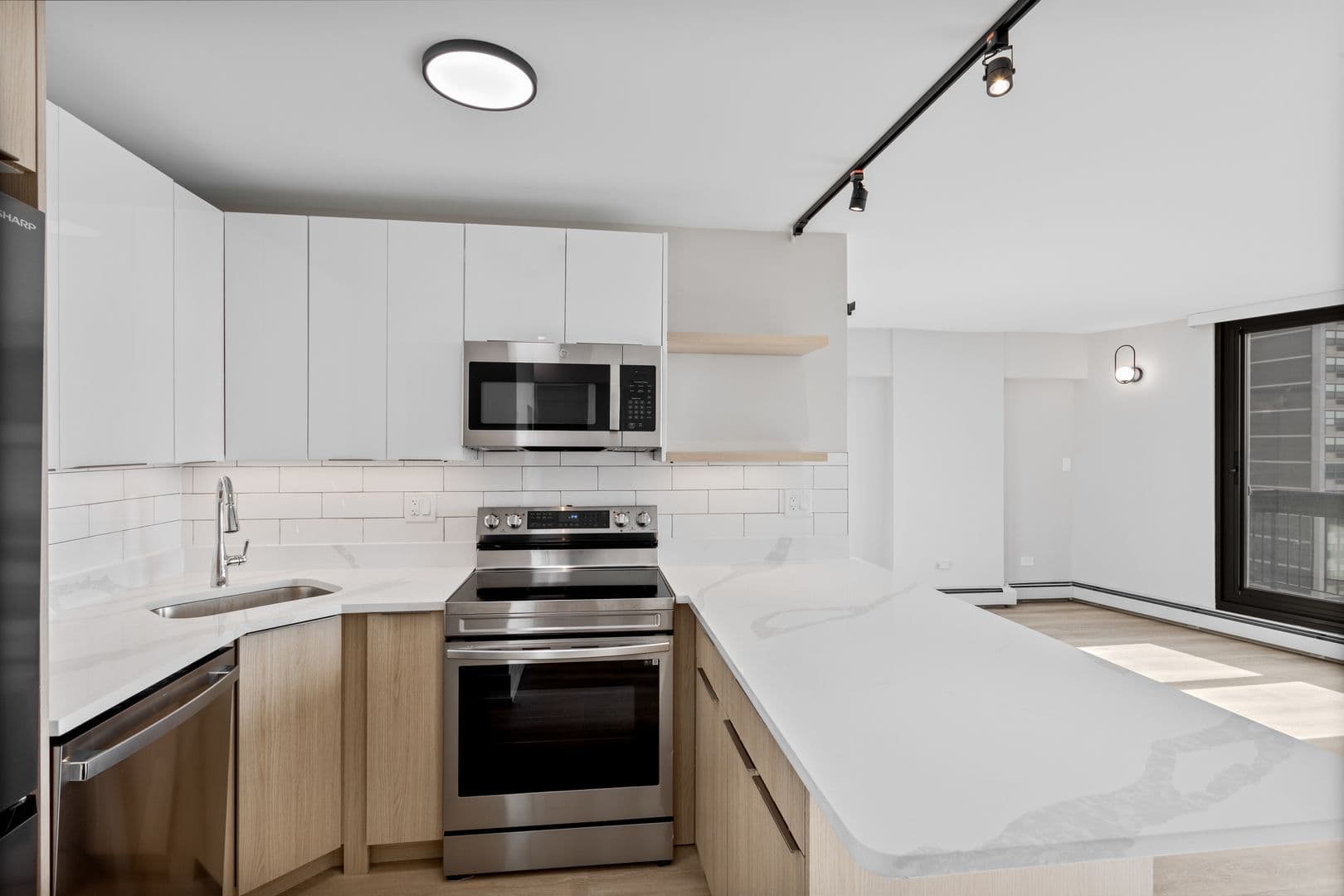 Chicago Apartment: 6166 N Sheridan Rd