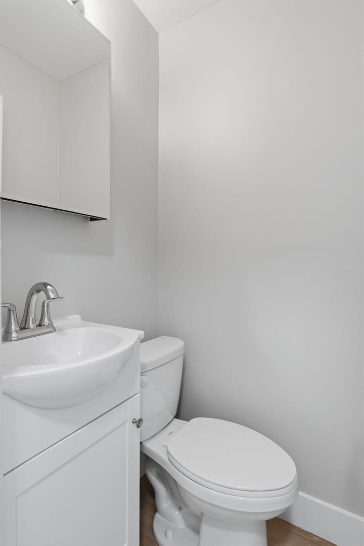 Chicago Apartment: 6166 N Sheridan Rd