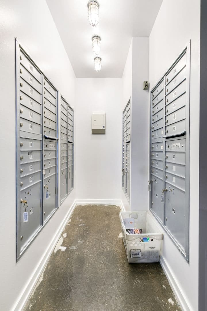Chicago Apartment: 4875 N Magnolia Ave