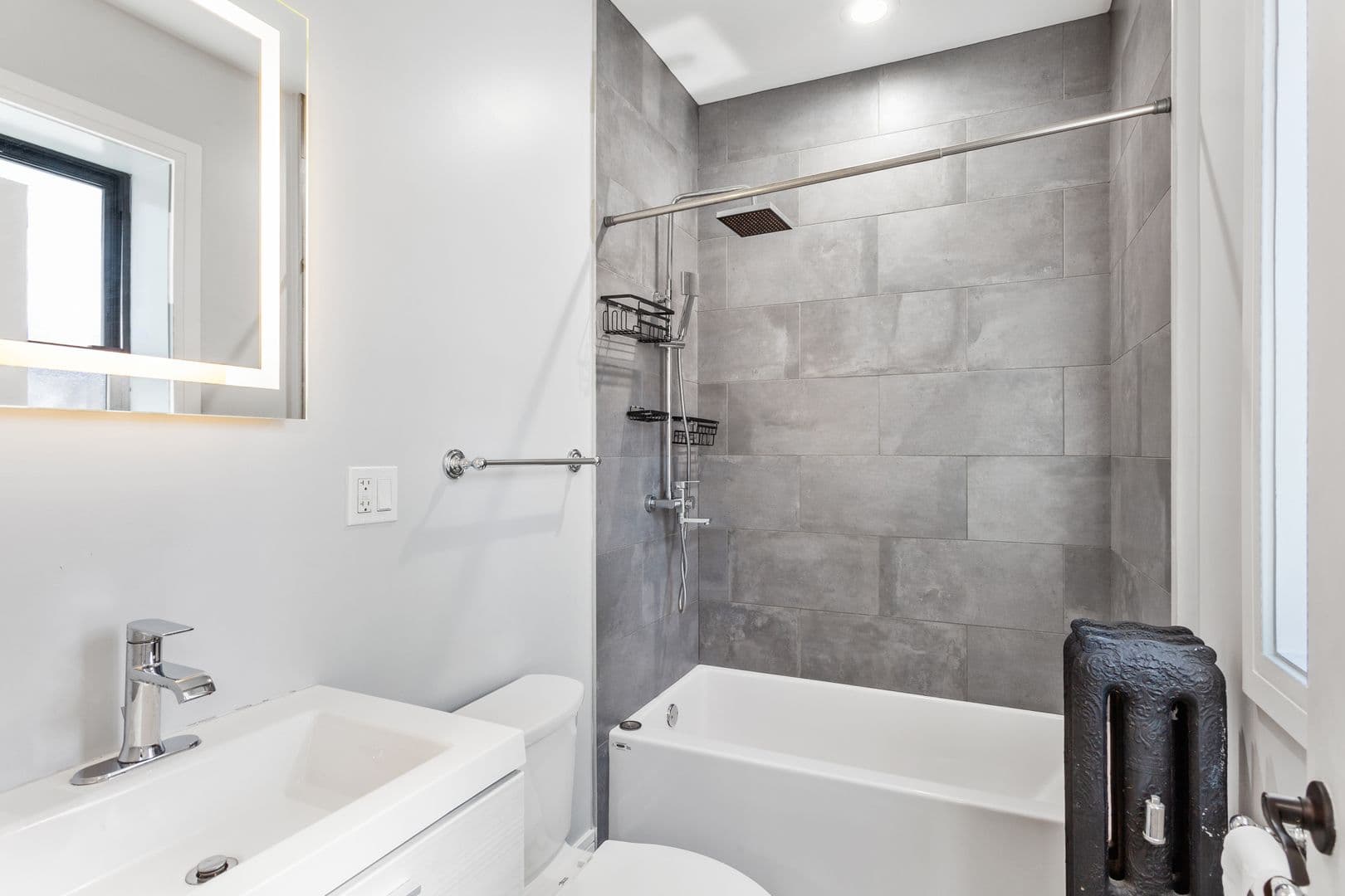 Chicago Apartment: 6100-6118 N Winthrop Ave