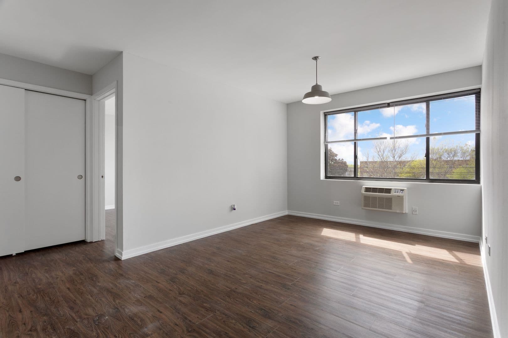 Chicago Apartment: 6134 N Kenmore