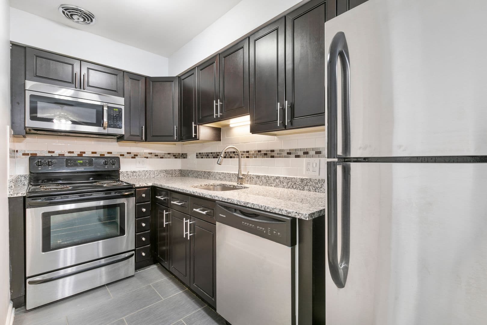 Chicago Apartment: 6001 N Kenmore Avenue