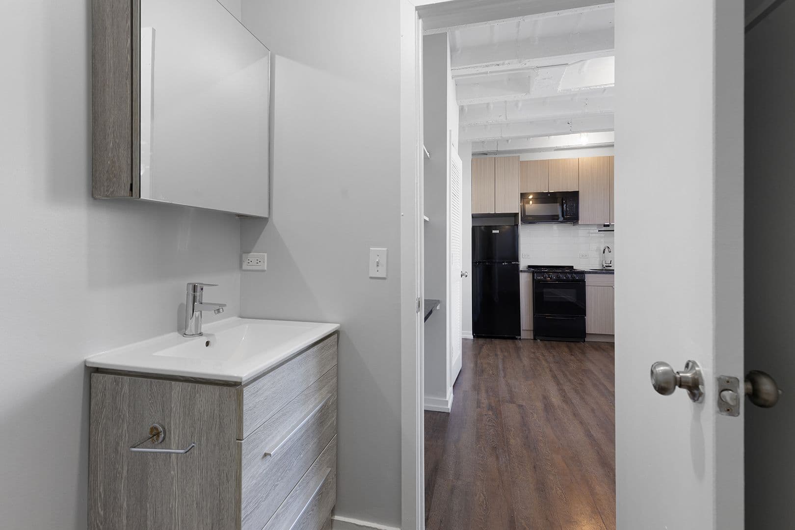 Chicago Apartment: 5718 N Winthrop Avenue