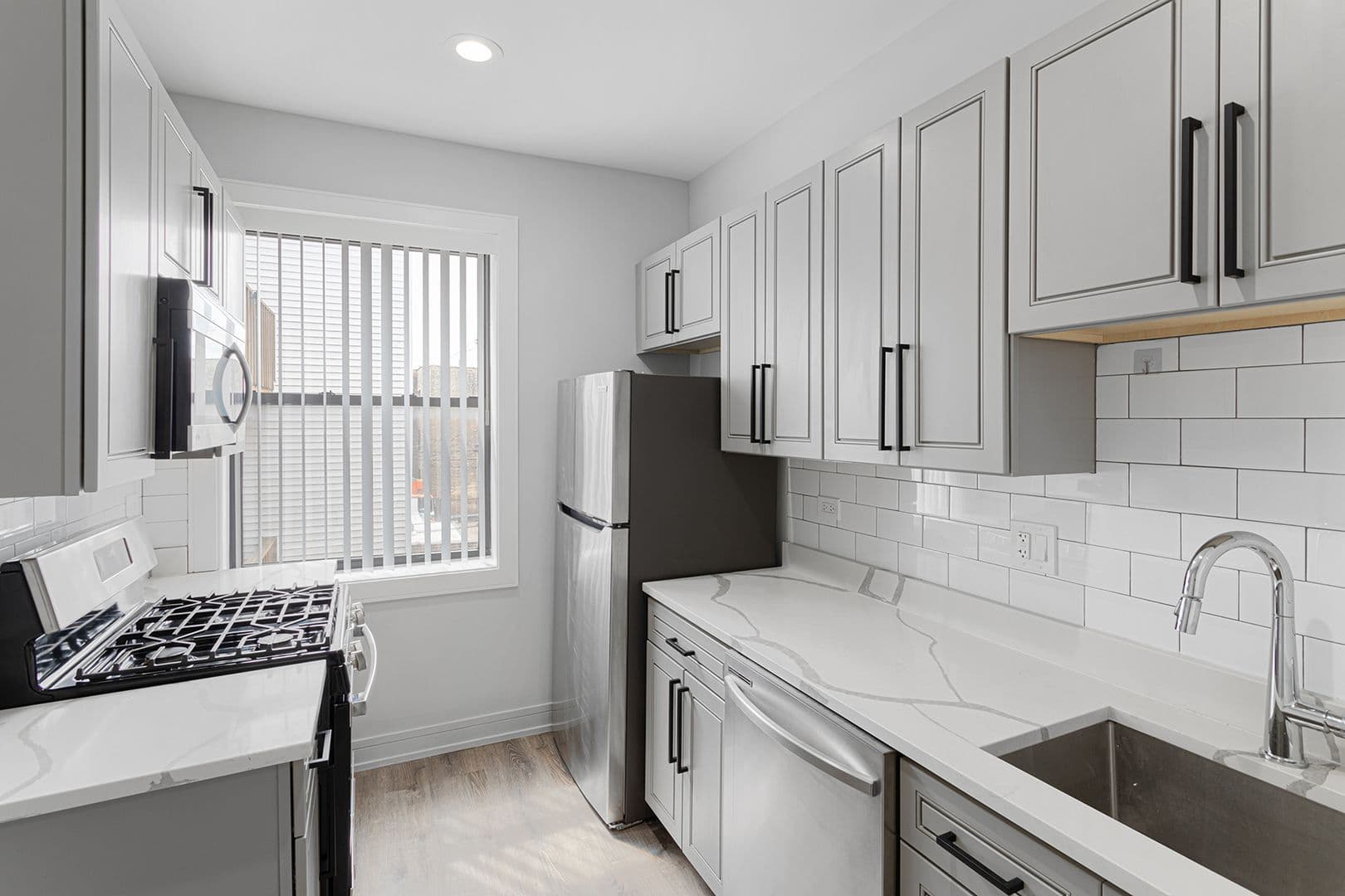 Chicago Apartment: 7618 - 26 N.Eastlake Terrace