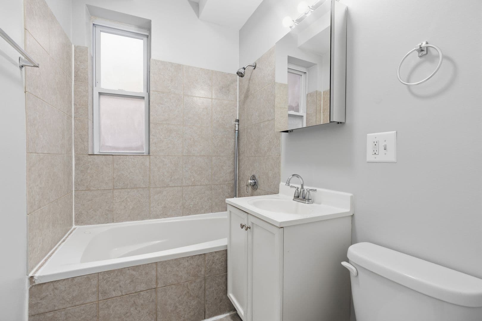 Chicago Apartment: 7320-30 N Damen Ave