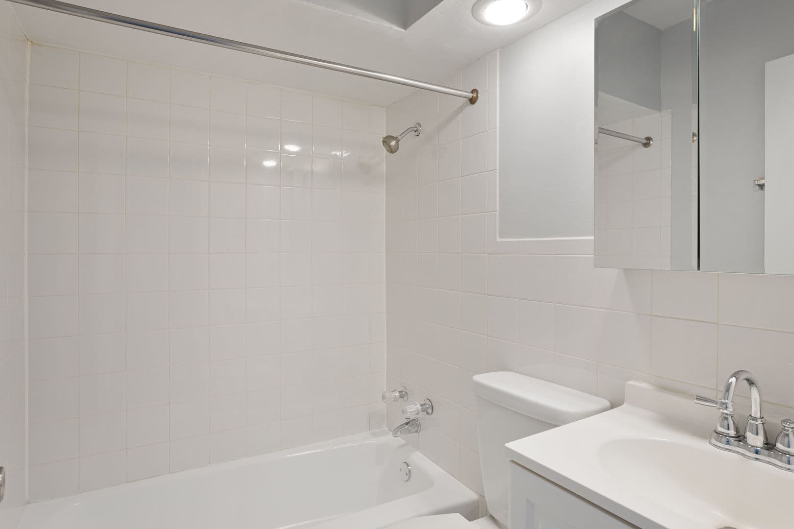 Chicago Apartment: 6758 N. Sheridan Rd.