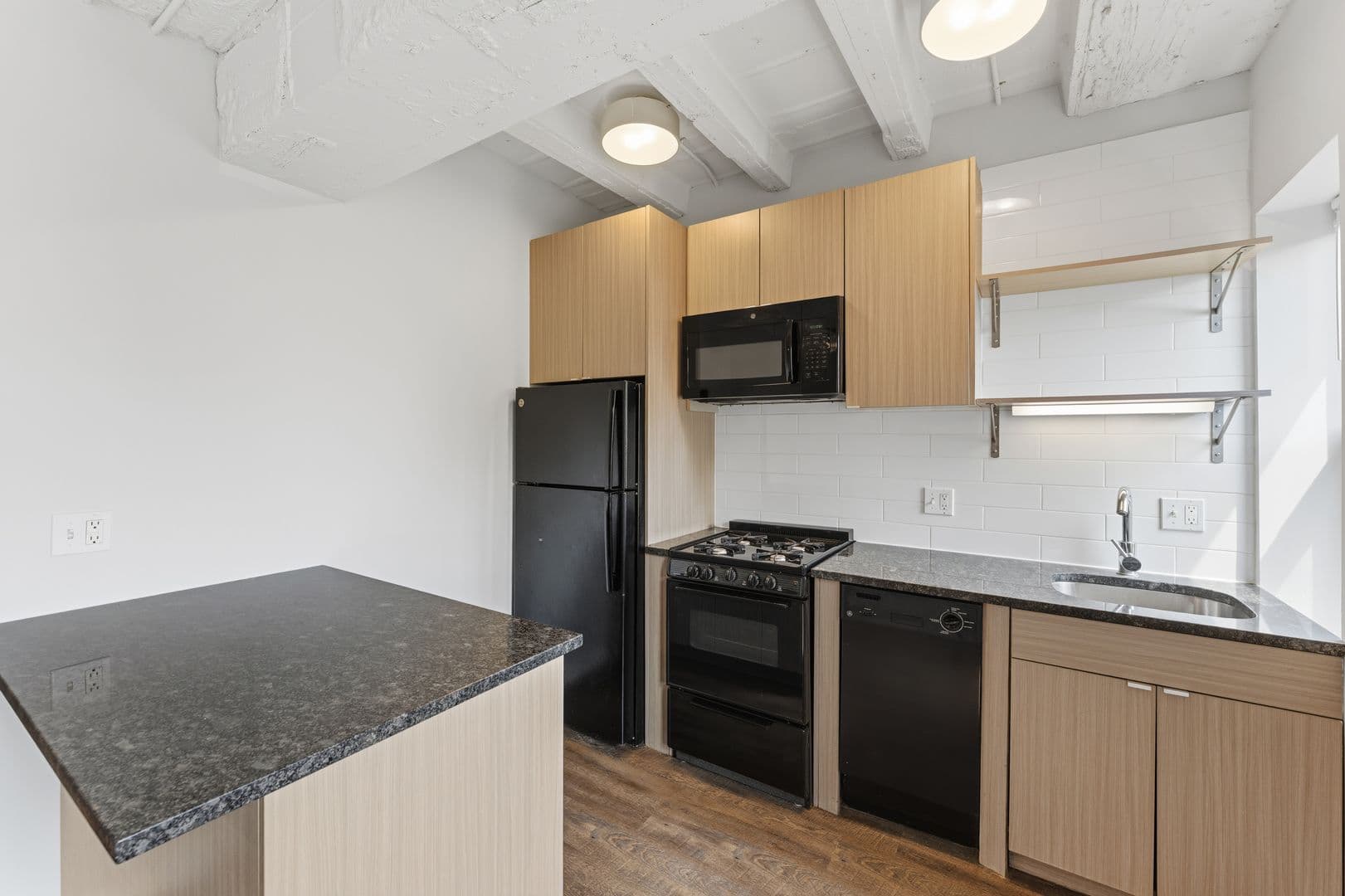 Chicago Apartment: 5718 N Winthrop Avenue