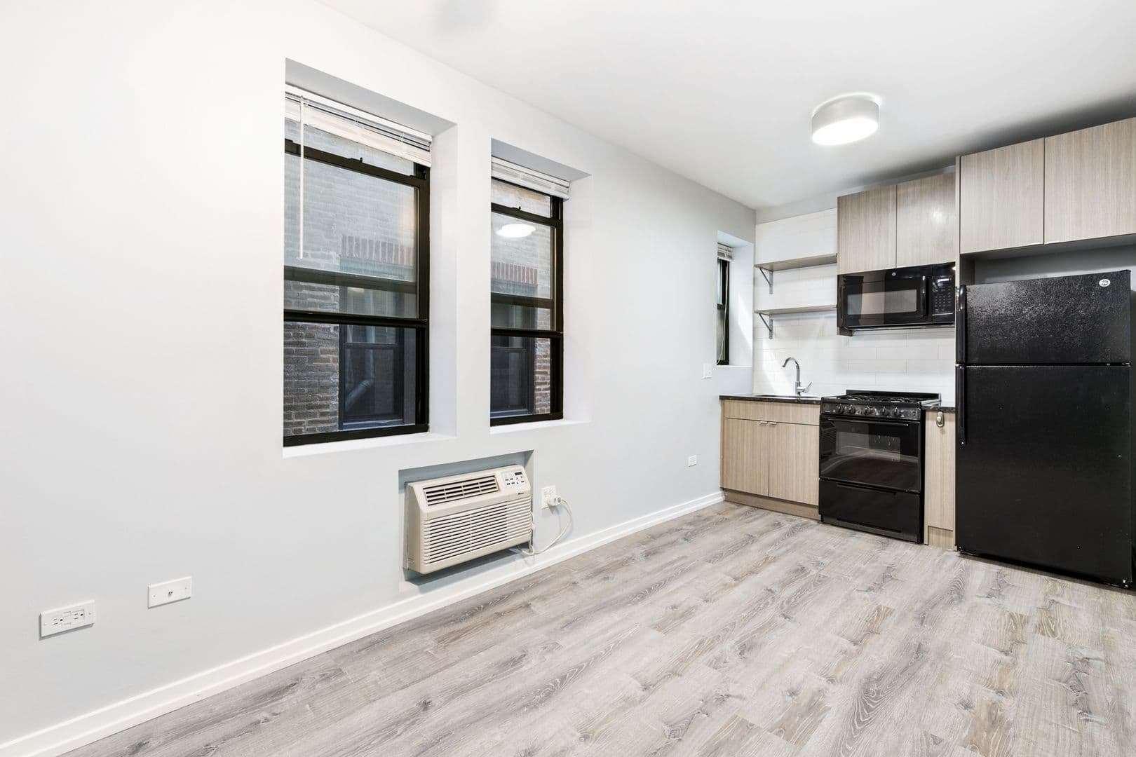 Chicago Apartment: 4875 N Magnolia Ave