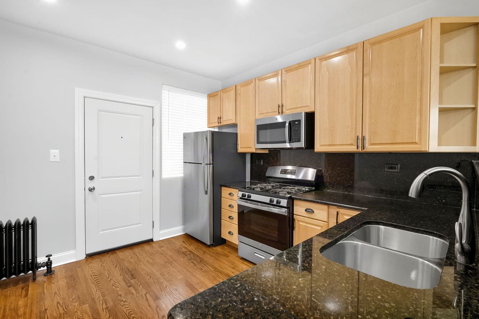 Chicago Apartment: 7618 - 26 N.Eastlake Terrace