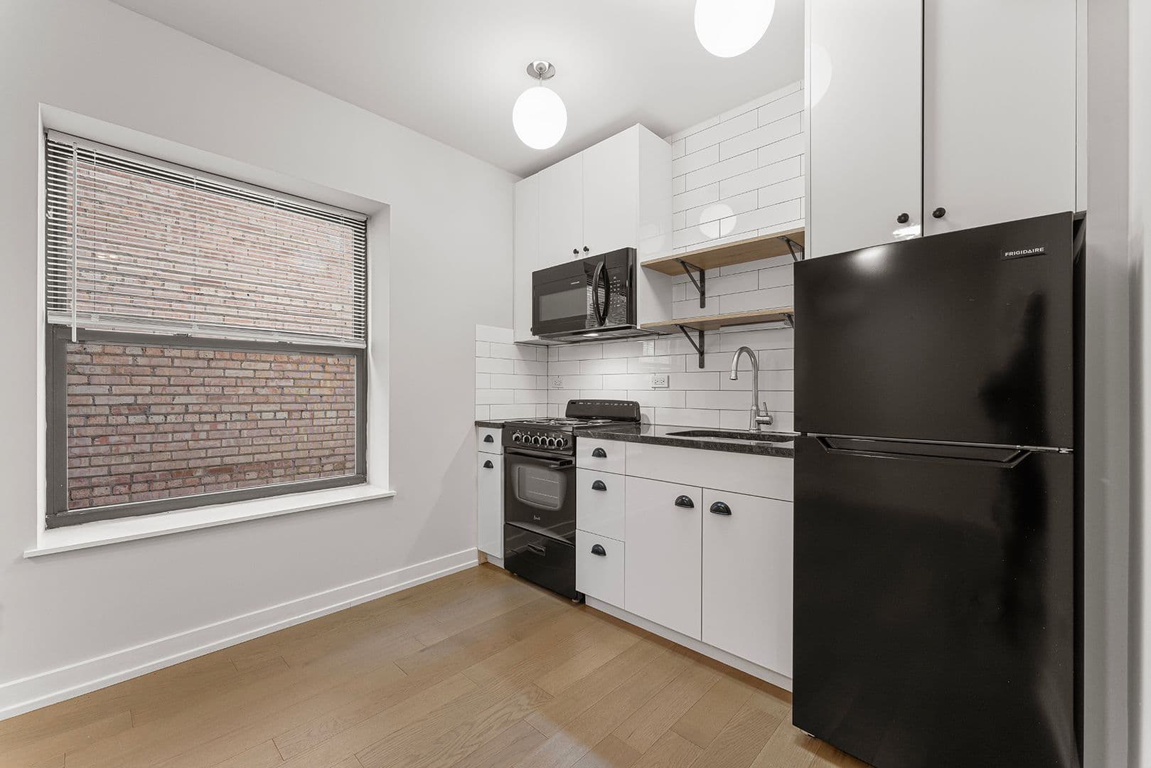 Chicago Apartment: 6019 N Winthrop Avenue