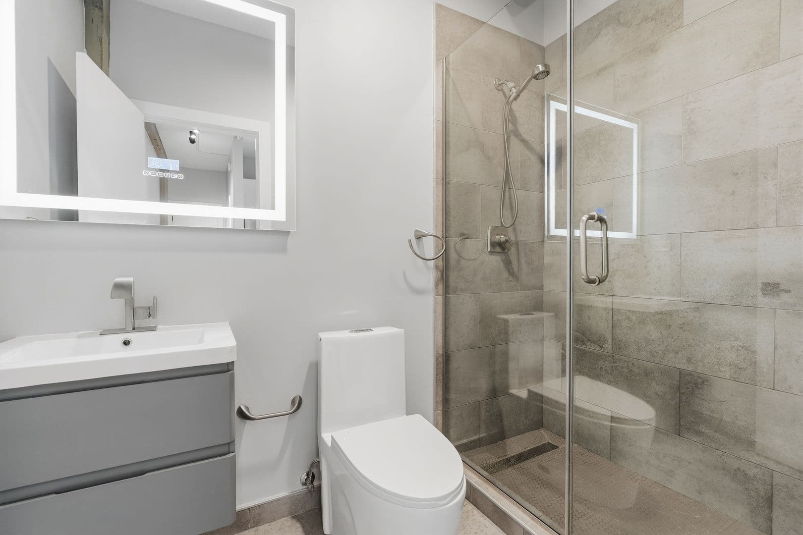 Chicago Apartment: 7645 N Sheridan Rd
