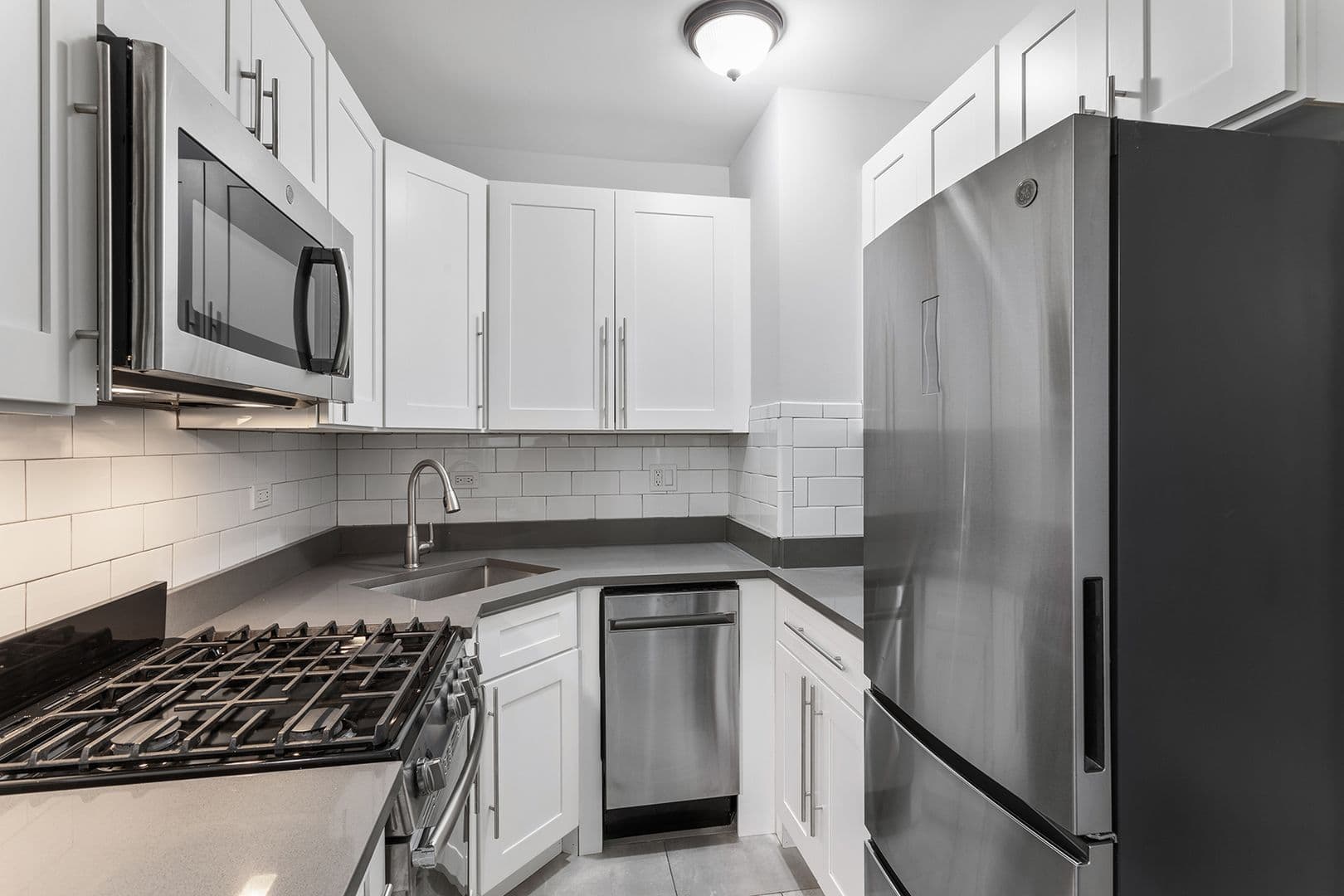 Chicago Apartment: 1521 W Sherwin Ave