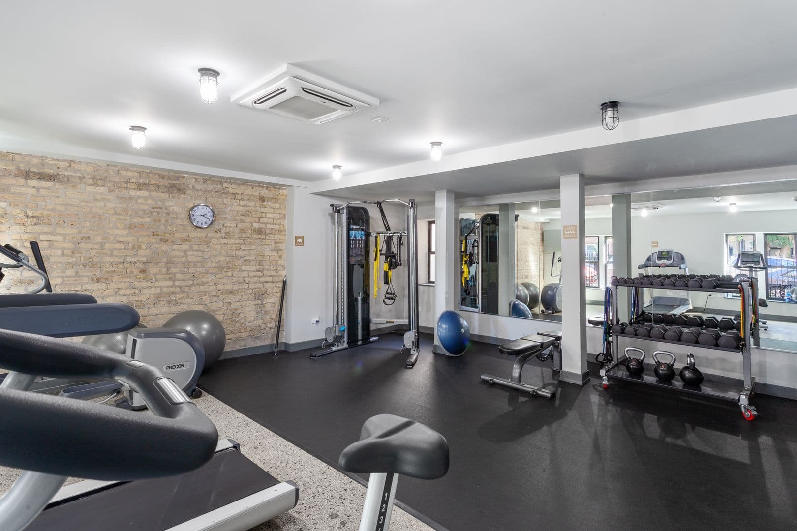 Chicago Apartment: 6019 N Winthrop Avenue