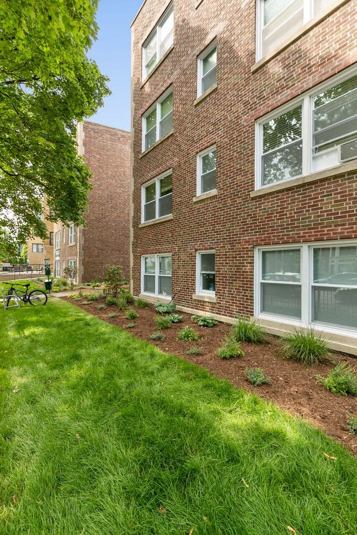 Chicago Apartment: 7630 - 38 N Eastlake Ter