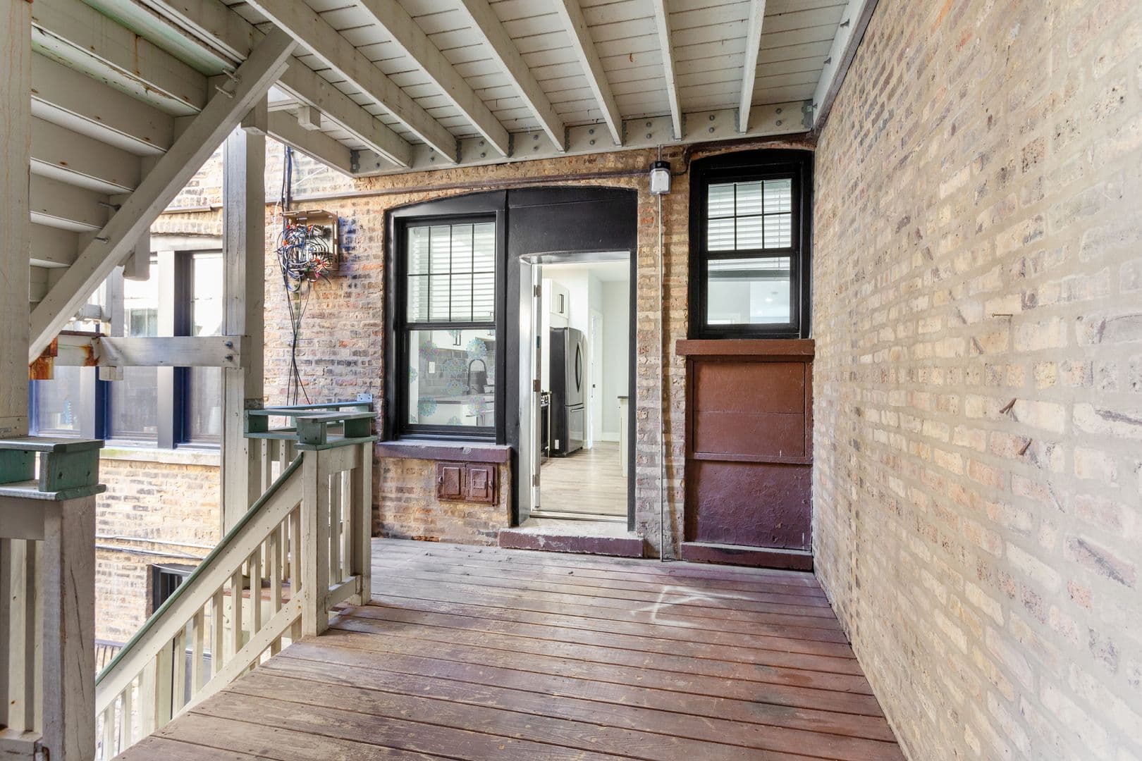 Chicago Apartment: 6100-6118 N Winthrop Ave